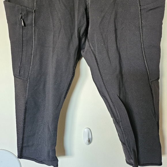 VGUC Athleta All in Crop Leggings Phone & zip Pockets Size Small Black - Picture 5 of 16